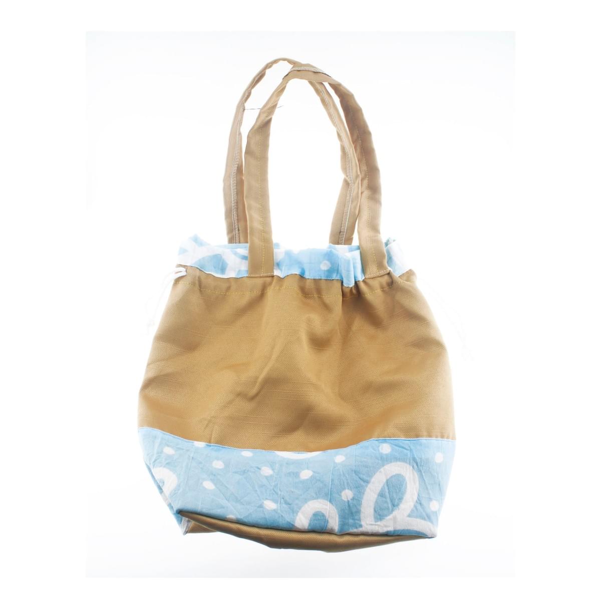 Discover our stylish and functional makeup bags that blend beauty with practicality, perfect for organized storage. Elegant Design Our Collection 做一个化妆包都官网，各种分类的化妆包，做一个企业网站，不要网店