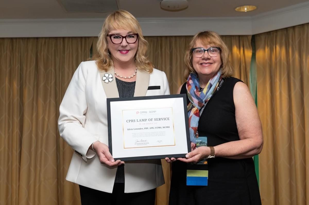 Silvie Letendre, présidente de Capital-Image, reçoit le prestigieux prix Lampe emblématique de la société canadienne des relations publiques