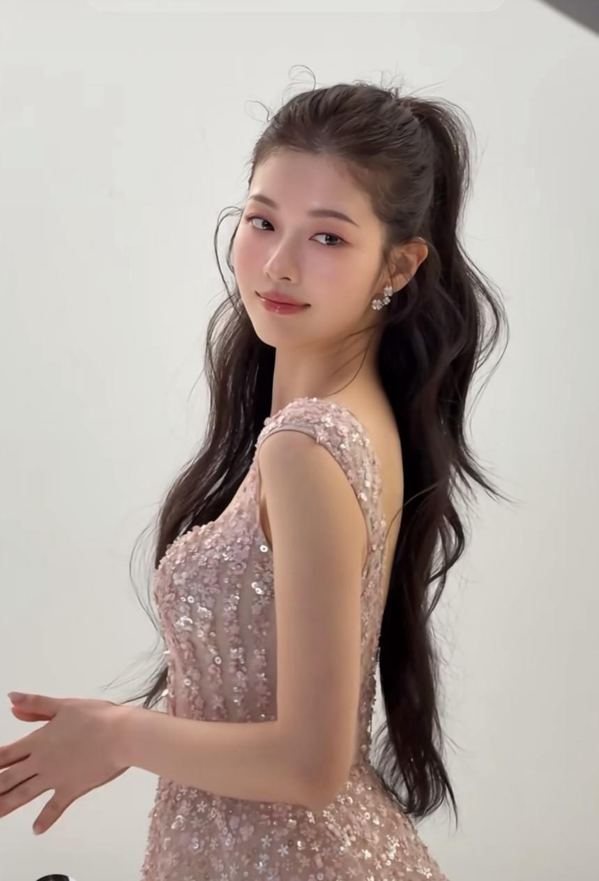 Our collaborating makeup and hairstylist has a delicate aesthetic, focusing on creating a perfect style that matches your preferences and occasion needs. Professional makeup and hair Our professional services We are about to launch a "Important Occasion Korean Style Home Service" that mainly serves guests attending formal events such as weddings, friends and family, portrait photos, banquets, year-end parties, spring wine, stage activities, and other important occasions requiring formal attendance.
This time, we want to invite stable, aesthetically detailed, and high-quality service makeup/hair styling/beauty/nail art teachers to become partners.
We observe that many professional teachers are not actually lacking skills, but spend too much time handling tasks outside of their services, such as:
・Replying to customer inquiries
・Explaining service content and prices
・Confirming address and time
・Tracking deposit payments
・Reminding customers of precautions
・Communicating transportation costs
・Handling last-minute rescheduling or cancellations
We hope the platform can assist with these front-end communications and administrative details.
This allows teachers to focus their time on truly important matters: consistently producing work, serving customers, and managing their own professionalism.
We are not a low-price comparison platform, nor do we want teachers to be forced into price competition.
The platform will target customers willing to invest in important occasions, emphasizing makeup quality and service experience.
Customers will complete plan understanding, reservation information filling, address confirmation, and deposit payment via LINE; only after the deposit is completed will the schedule be officially reserved.
Transportation costs and pre-service reminders will also be explained in advance by us, to minimize the costs of back-and-forth communication and last-minute changes for teachers.
I want to create a one-page website about home aesthetic services, including makeup, hair styling, beauty, and additional nail services.
The content should also include a list of transportation costs (amounts not yet determined).
Can you give me instructions and tell me which platform to use to create the website or directly help me make a website?