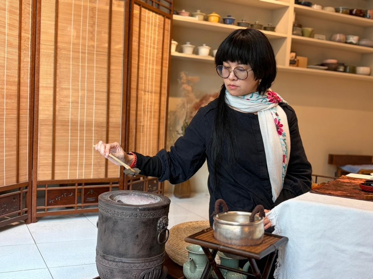 We are committed to promoting kung fu tea, Song Dynasty tea tasting, and Tang Dynasty roasted tea, among other traditional tea arts, allowing you to experience the profound connotations of history and culture through tea tasting. Explore the art and culture of tea's beauty. I am Tea Person Silly, tea culture lecturer and tea merchant, sharing Gongfu tea, Song Dynasty Dian tea, Tang Dynasty boiled tea, as well as tea culture stories, tea ceremony experience, and courses, hoping to use simple, relaxed methods to let more people understand tea culture.
