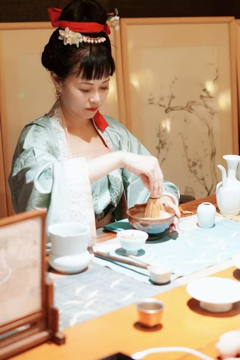 Through tea ceremony experience and story sharing, let every tea lover be able to better understand the rich connotations and spiritual values of tea culture. Explore the art and culture of tea's beauty. I am Tea Person Silly, tea culture lecturer and tea merchant, sharing Gongfu tea, Song Dynasty Dian tea, Tang Dynasty boiled tea, as well as tea culture stories, tea ceremony experience, and courses, hoping to use simple, relaxed methods to let more people understand tea culture.