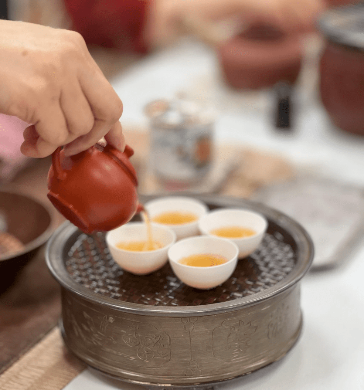 Join our tea ceremony experience and courses, feel the charm of traditional kung fu tea, Song Dynasty tea tasting, Tang Dynasty brewed tea, let tea culture shine in your life. Explore the mystery and beauty of tea's culture I am Tea Person Silly, tea culture lecturer and tea merchant, sharing Gongfu tea, Song Dynasty Dian tea, Tang Dynasty boiled tea, as well as tea culture stories, tea ceremony experience, and courses, hoping to use simple, relaxed methods to let more people understand tea culture.