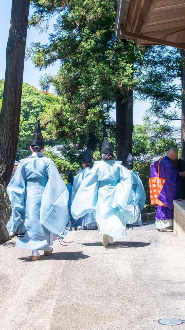 Nara Rinaga Association is, Japan's origin to protect continue the gagaku dedication and spread through, tradition's beauty and peace of mind deliver. We of our activities understanding and cooperation please. The traditional music and prayer of gagaku, a quiet tune "Nara Rinaga Association" is a non-profit donation organization that, with a flexible attitude not bound by existing factions or favoritism, delivers the sound of music steadily to places where the prayer of gagaku is needed, from historic shrines and temples to events in municipalities, and recently to international memorial sites. Based on this organization, we operate a gagaku salon for adults called "Rinnebu" that purely enjoys ensemble performances following the "Four Seasons Ritual" at Gakuenmae, and aims to make the second half of life shine again together. At the same time, as the commercial division "Rinne," we lend carefully selected traditional court costumes, hakama, and eboshi for general photography and other organizations' donation performances, directly delivering a sense of security and the beauty of tradition to people and places in need of costumes now.
