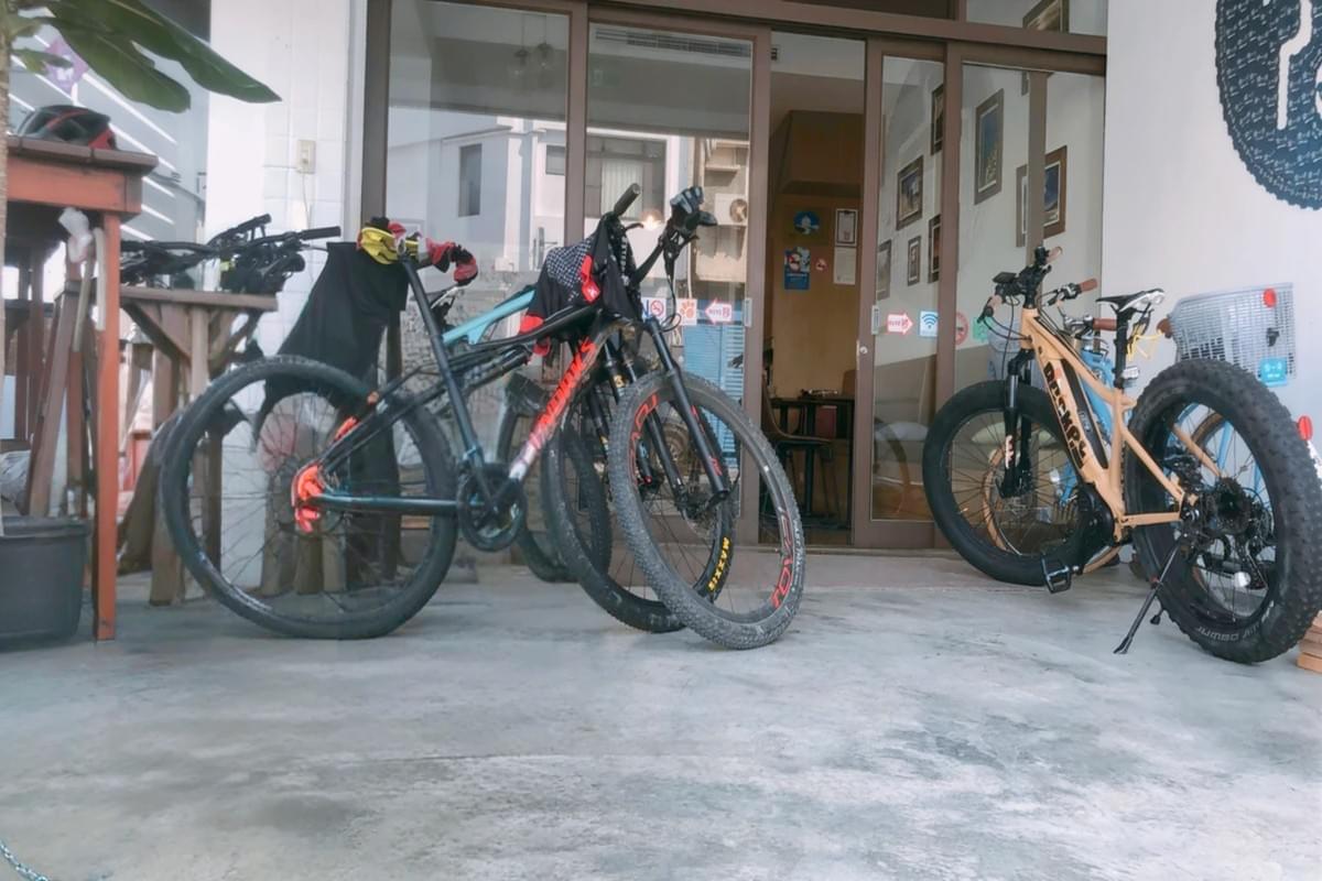 登山車或公路車的便利停車處與維修區