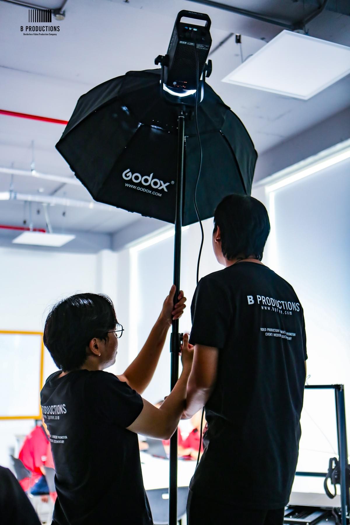 Ekip setup ánh sáng studio quay phim chuyên nghiệp tại Đà Nẵng.