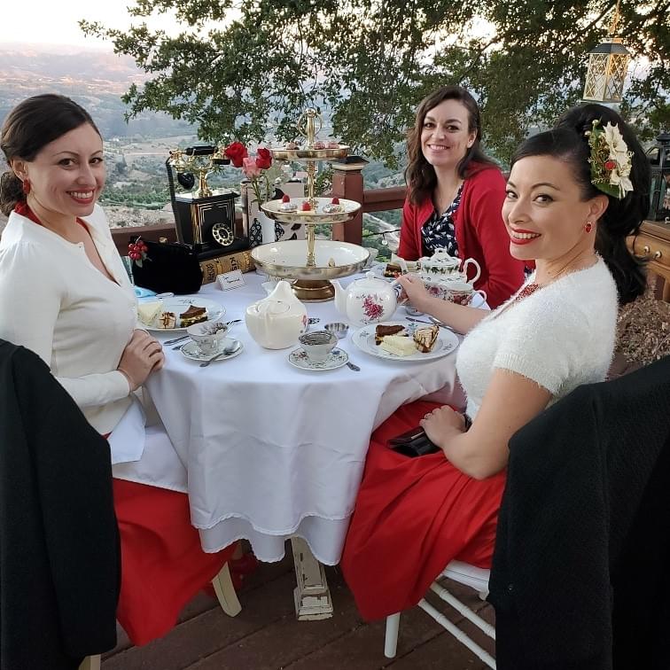 Experience the elegance of our posh guest flat, designed to provide you with a comfortable and relaxing stay. With stunning views of the avocado and rose farm, every detail is catered to ensure a memorable visit. Luxury Accommodations What We Offer The posh guest flat at Newton Avocado Manor. Stay at a real working Avocado and Rose farm in Southern California.