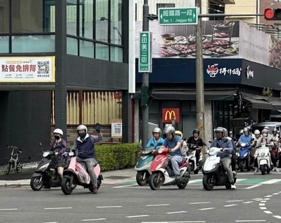 早上7：00站經國路、民主路街口 一位市民走到我身旁 他嚴肅的告訴我： 「你一定要加油，你是新竹最後的良知。」