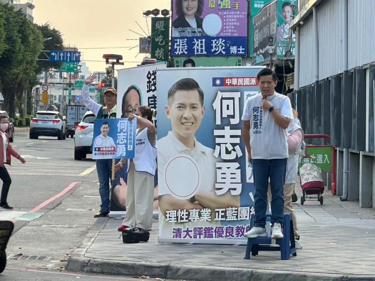 早上7：00站經國路、民主路街口 一位市民走到我身旁 他嚴肅的告訴我： 「你一定要加油，你是新竹最後的良知。」