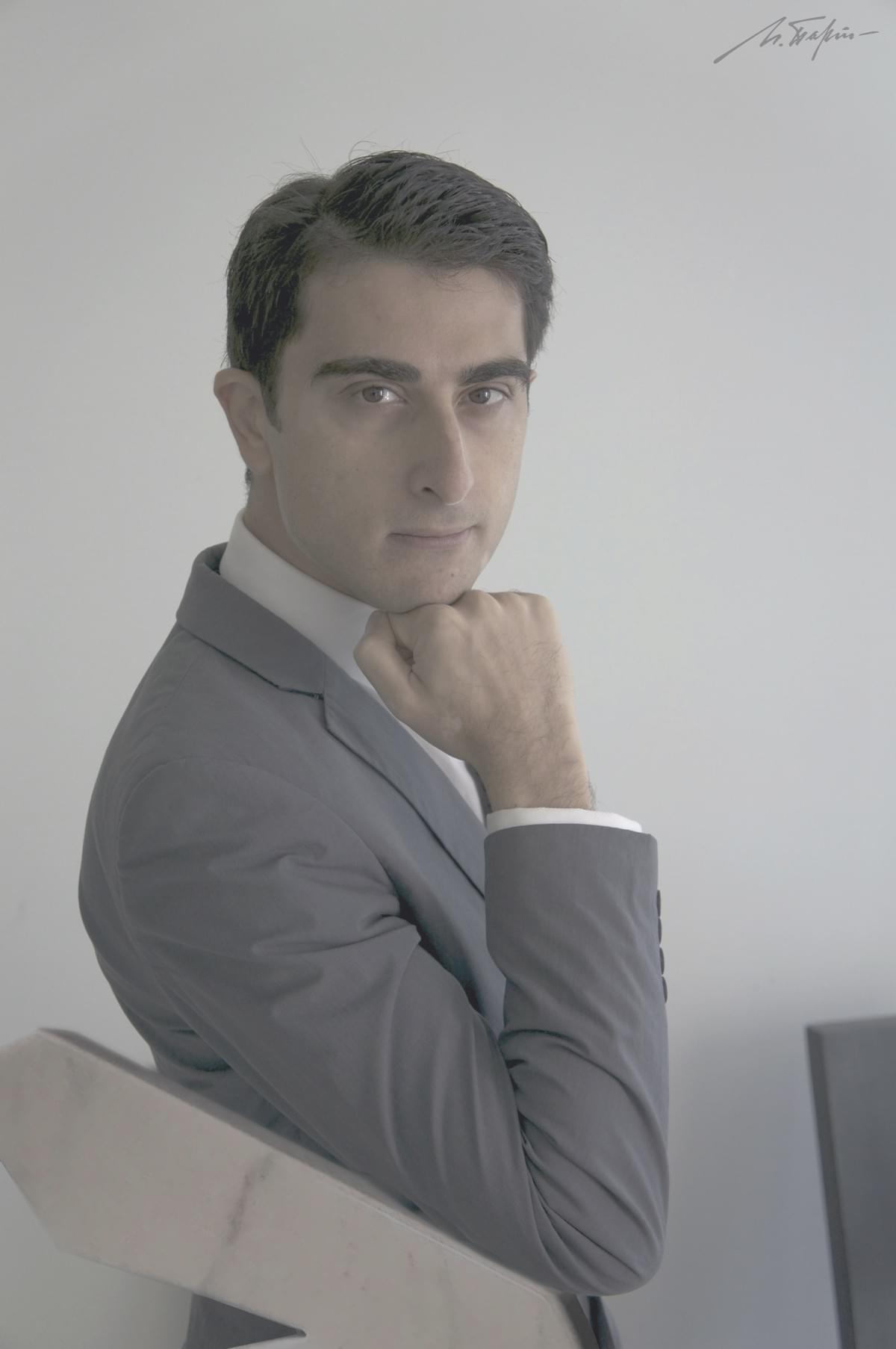 Habib Al-Assaad: Portrait official