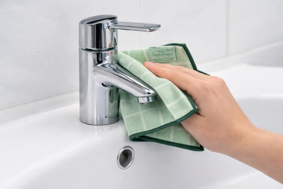 Nettoyage d'un robinet en inox avec la fibre bambou éliminant les traces