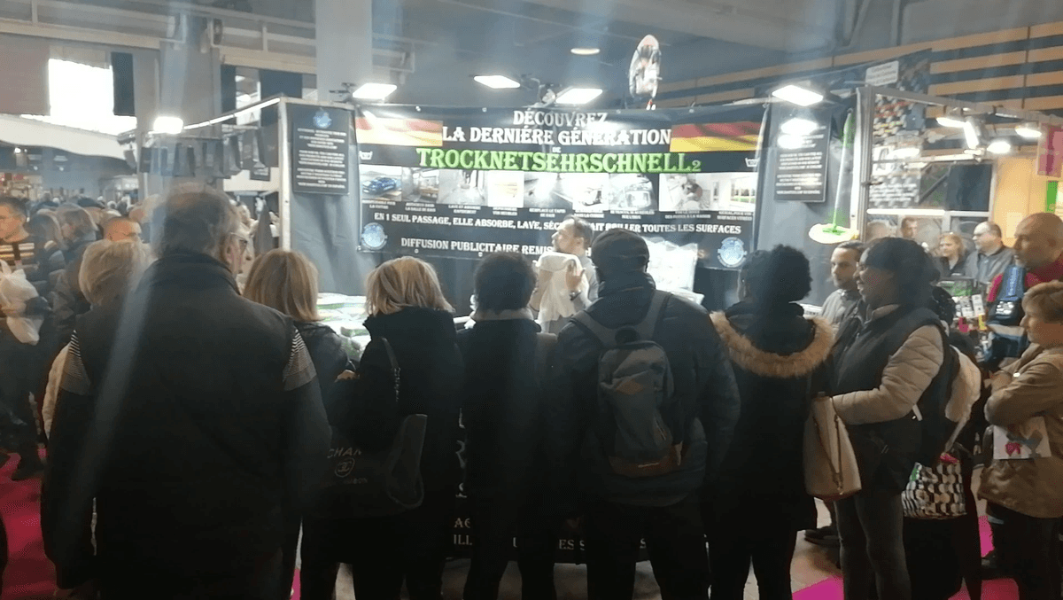 Démonstration de microfibres de nettoyage sans produit sur foire en France