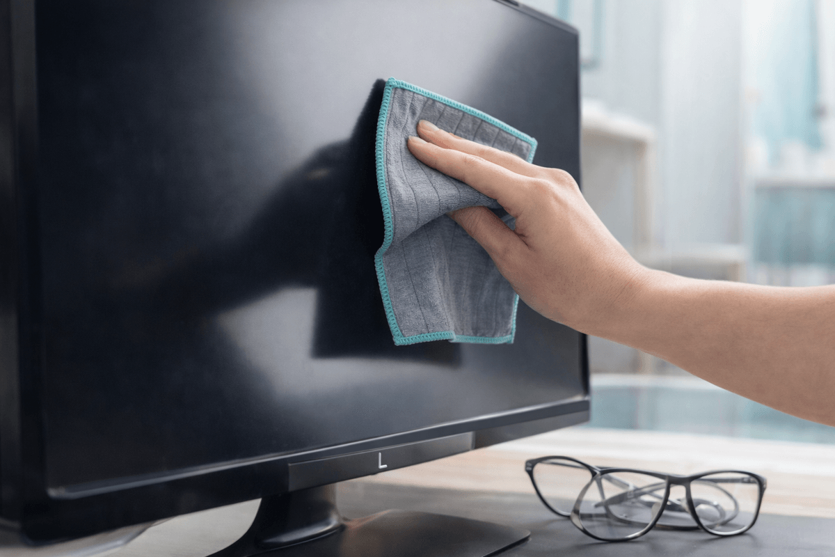 Nettoyage d'un téléviseur avec la fibre carbonfaser éliminant les traces