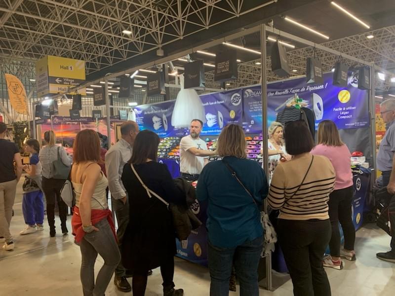 Public autour du stand