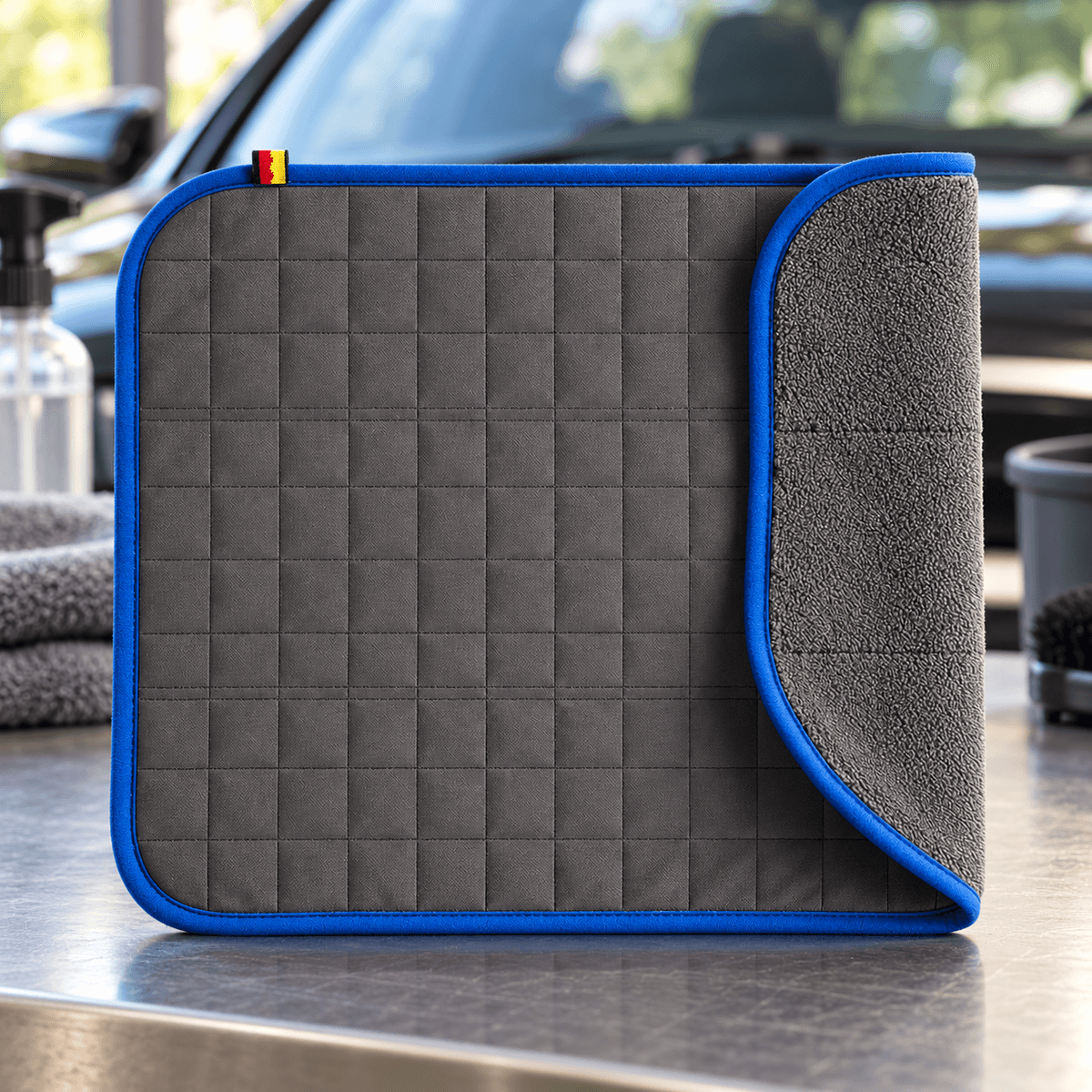 Fibre double face Carbonfaser XL à bordure bleue, montrant sa face douce et sa face quadrillée