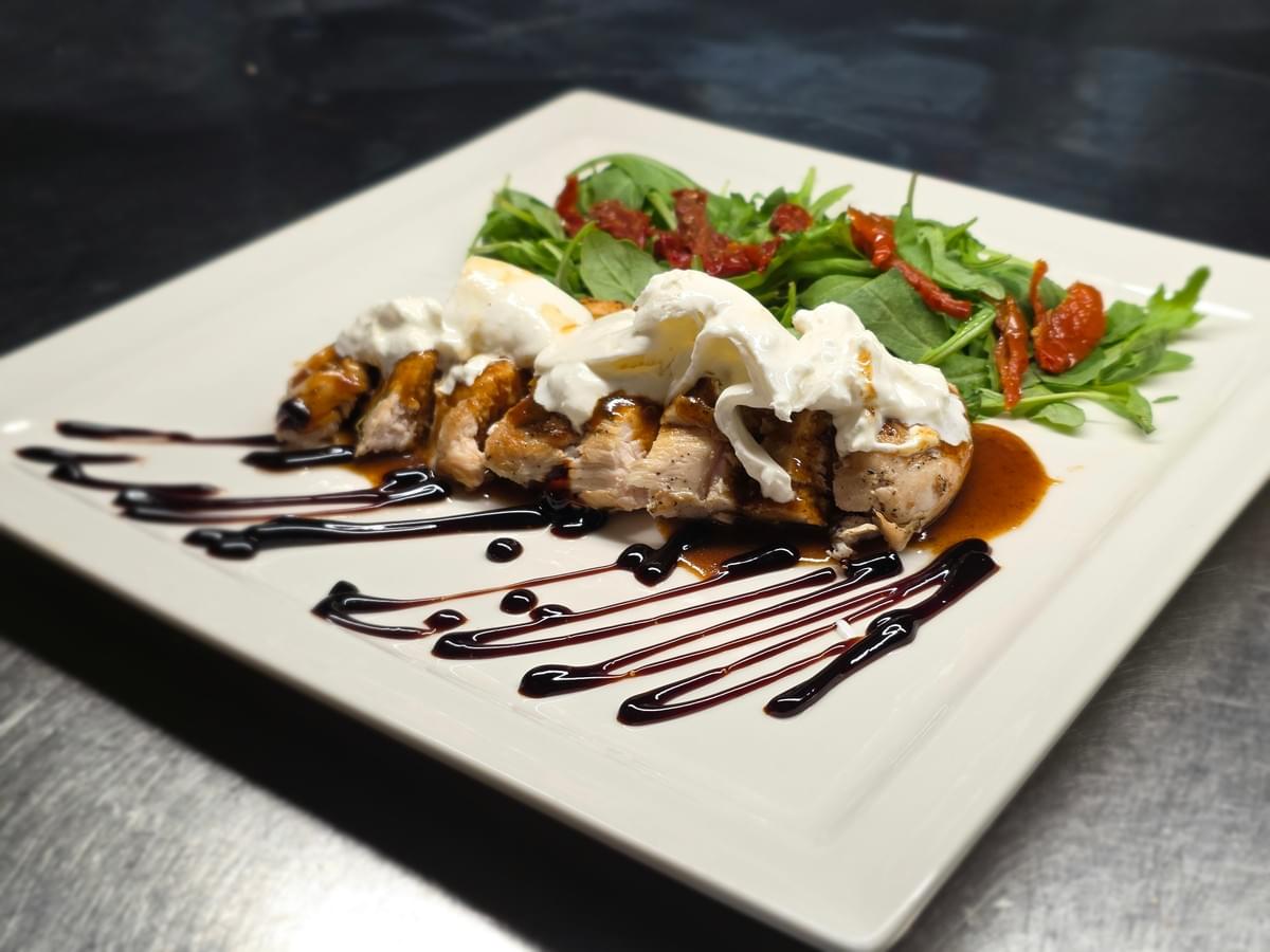 Tagliata di pollo con burrata