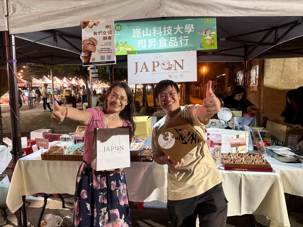 【永康樹區大學】樂活學程學生陳巧慧(左)到場支持公廣系攤位。