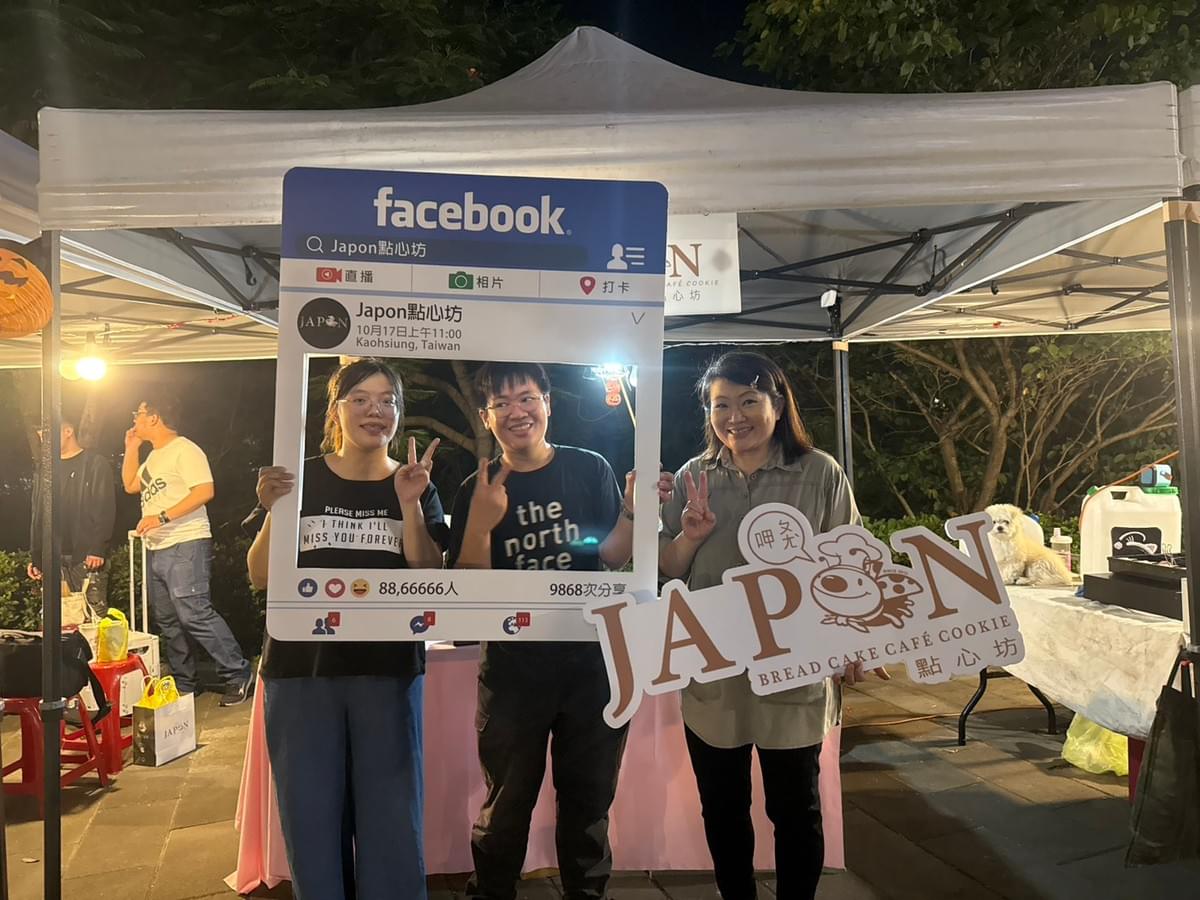 「JAPON點心坊」店長蔡雅淇(右1)親自到場支持，與「暖暖堡」成員合影
