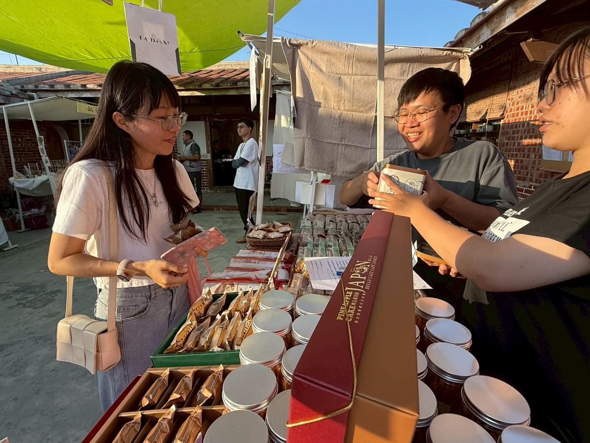 暖暖堡成員向客人介紹餅乾及禮盒。