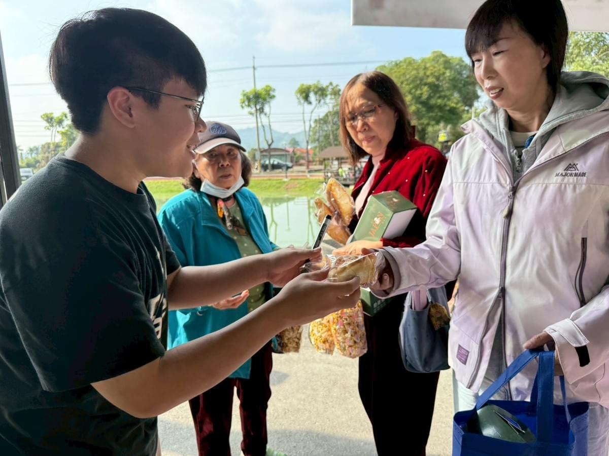 組長陳柏翰（左）發放公益麵包。