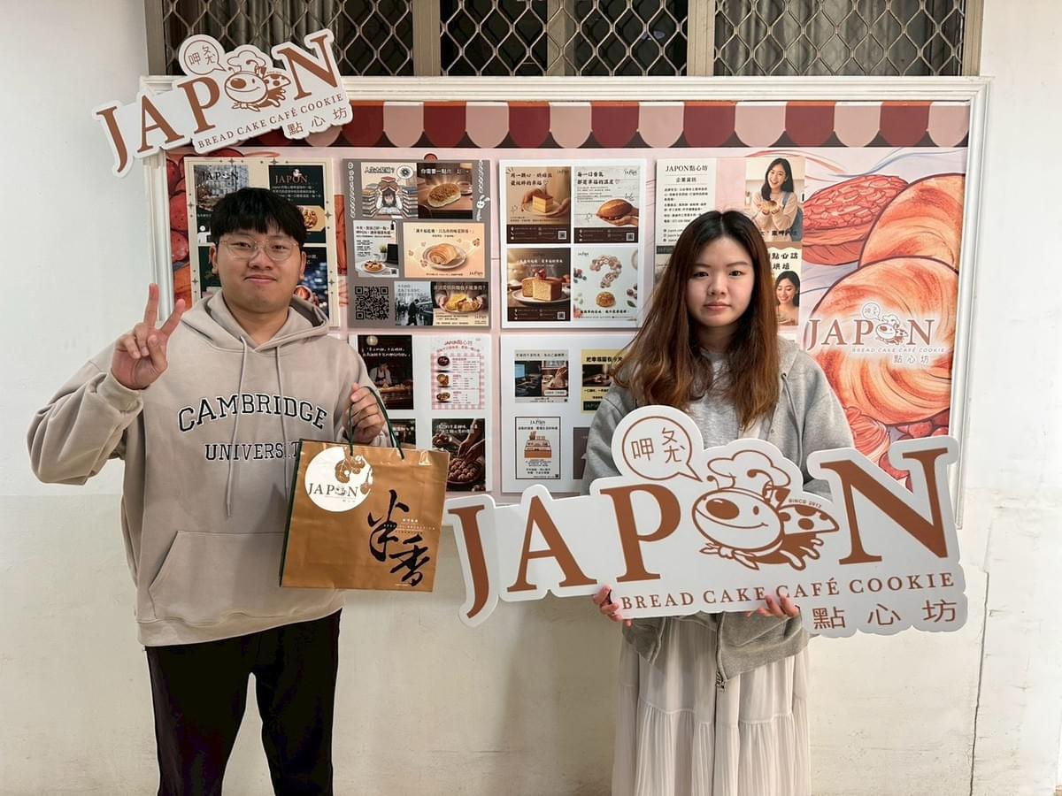 和碩廣告聯合有限公司副總吳致緯（左）頒獎予第3名學生。