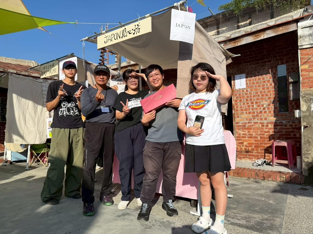 暖暖堡成員與購買禮盒及餅乾的顧客合影留念。