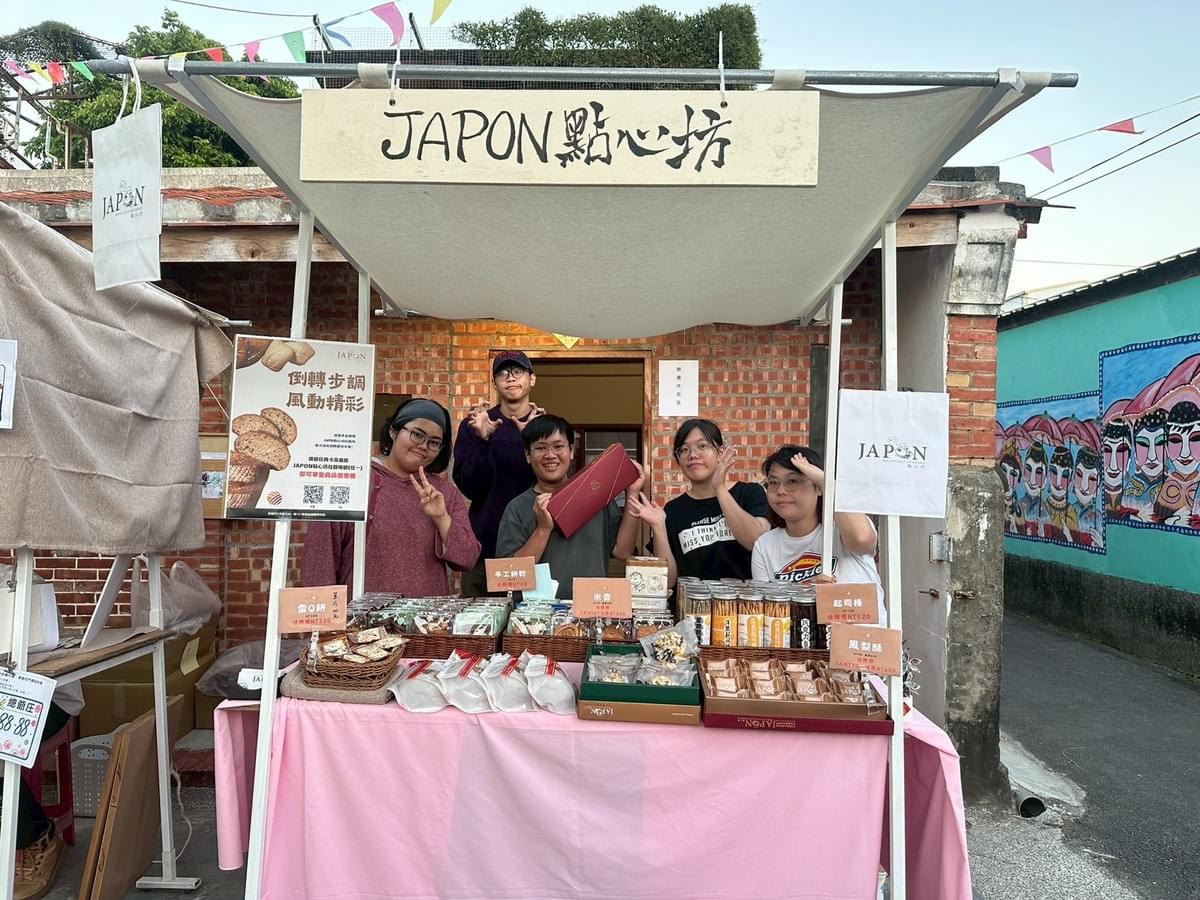 公廣系畢製參與倒風雅客聚落「藝術市集」，成員全體合影。