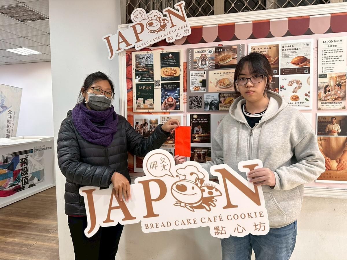 上彩廣告設計負責人葉千平（左）頒獎予第1名學生。