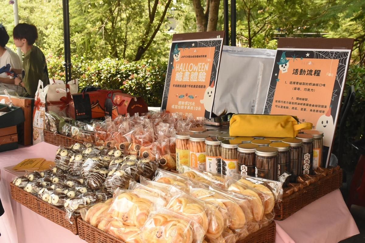 現場陳列多款萬聖節創意麵包，吸引民眾參與活動