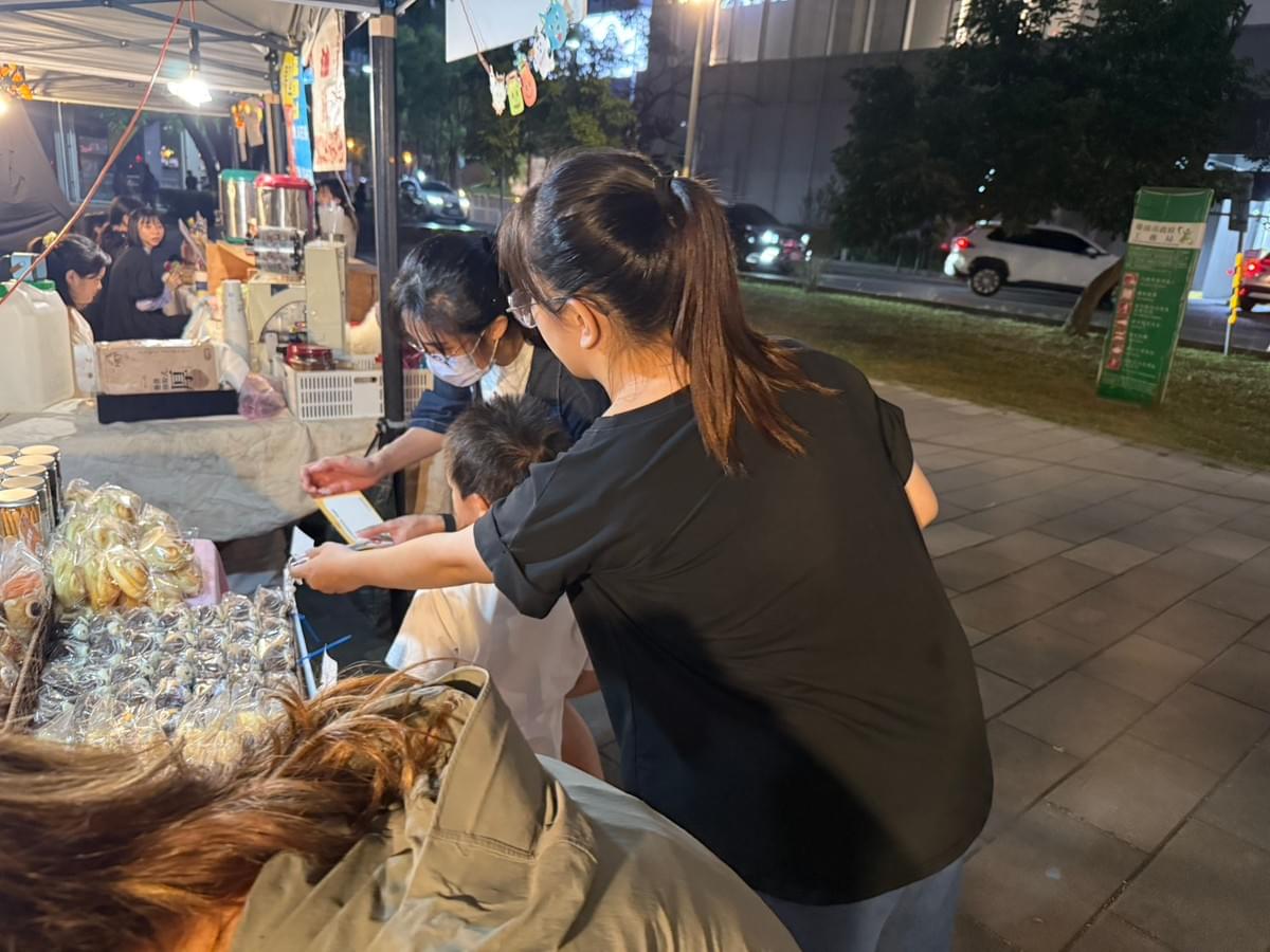 「暖暖堡」成員向民眾介紹如何完成小鬼任務卡活動