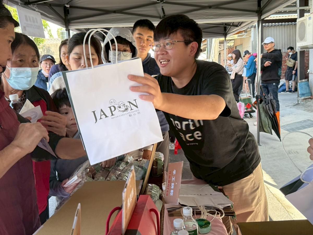 現場居民熱絡購買餅乾及禮盒商品。