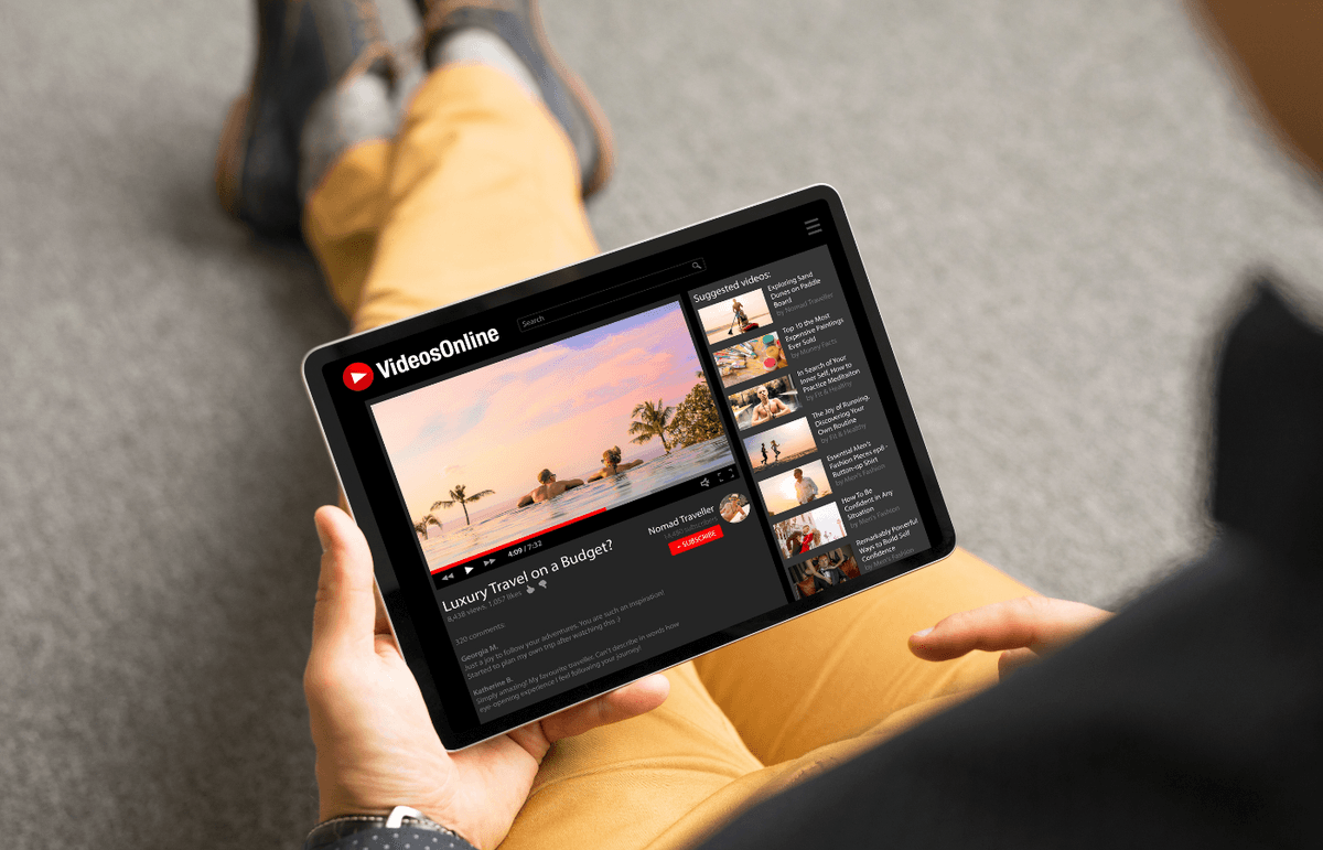 Alt text	Une personne assise au sol vue de dos en train de regarder du contenu vidéo sur une tablette.	A person sits on the floor seen from behind, watching video content on a tablet.