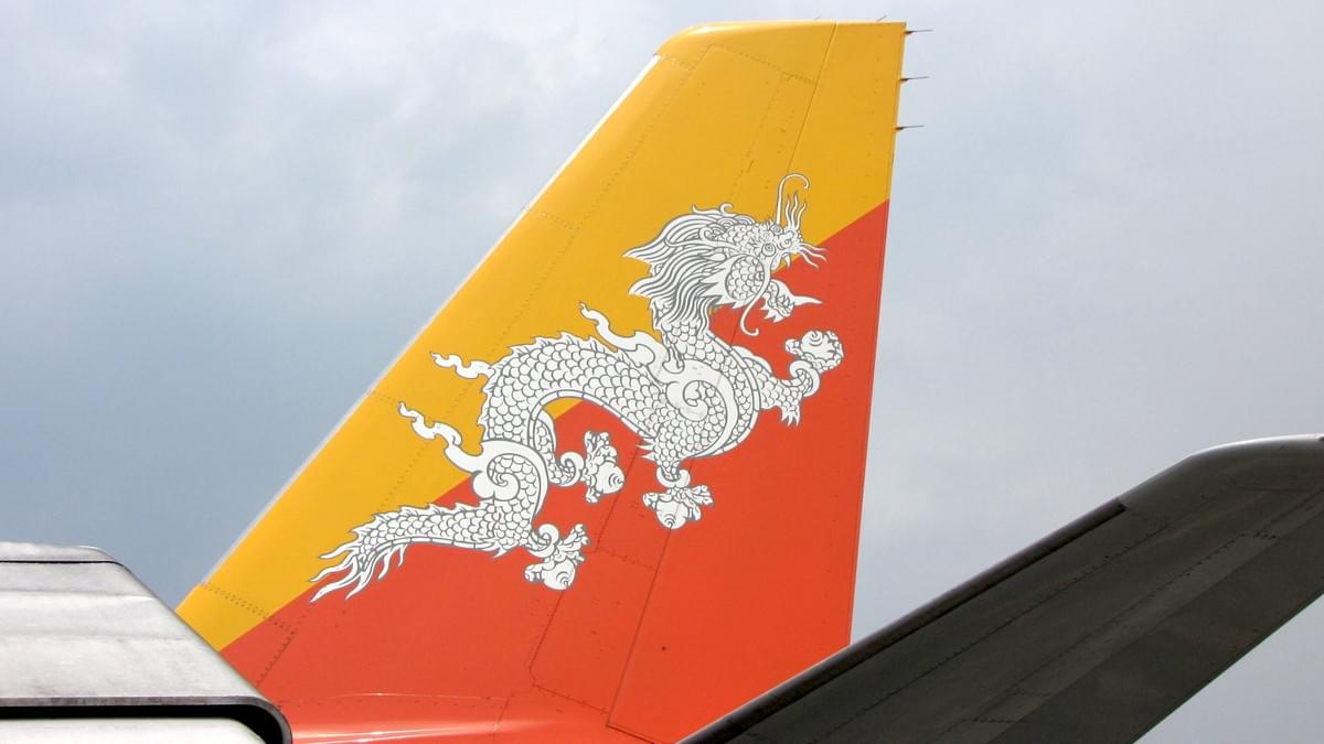 A Druk Air, a bhutáni állami légitársaság gépe az ország zászlajával