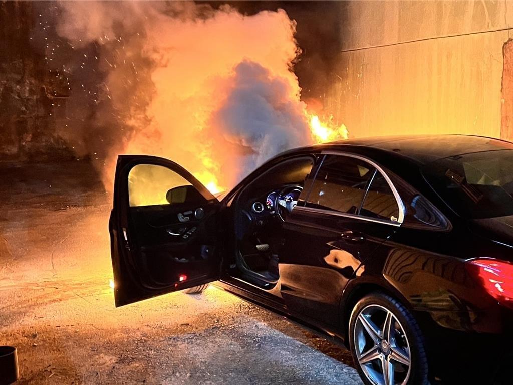 At 光合冷研, we specialize in automotive dry ice cleaning, providing a thorough and environmentally friendly solution to remove grease, dirt, and contaminants without damaging sensitive components. Our advanced techniques ensure your vehicle maintains optimal performance and appearance. Precision Cleaning with Dry Ice Technology 汽車乾冰清潔/精密設備乾冰清潔