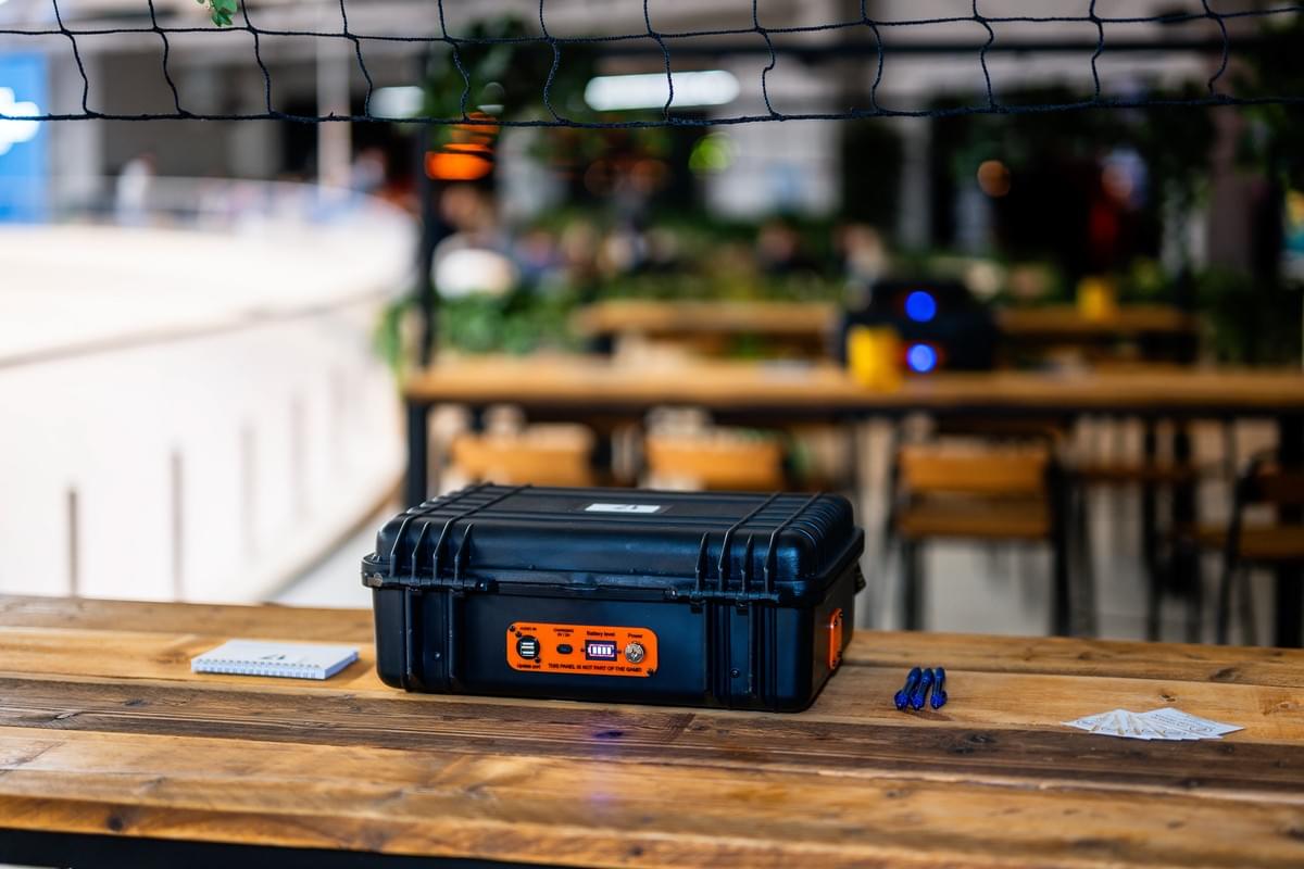 Our escape boxes bring the excitement of an escape room to any location. With scenarios designed to challenge and engage, participants will experience over 90 minutes of immersive storytelling and problem-solving. Each game is crafted to foster teamwork and logical reasoning, ensuring a memorable event that strengthens bonds. Mobile Escape Games Our Unique Experience The escape boxes of Loconsilio Game Design are mobile escape games that can be played at any desired location. They bring more than 90 minutes full of excitement, collaboration, and puzzle fun. Each box immerses players in a captivating story, such as the explosive "Bomb Case II" scenario. The tasks require teamwork, logical thinking, and precision to reach a successful conclusion. Loconsilio provides a complete experience with setup, teardown, and guidance on location. The boxes are suitable for 10 to 200 people and can be played simultaneously. They are perfect for team buildings, networking events, or creative evenings and are always customized. Companies can have their brand or message integrated into the game story. Thanks to the mobility, you can easily play in an office, meeting room, or event location. Loconsilio's escape boxes are an exciting, flexible, and professional game experience for groups in Belgium, the Netherlands, and Luxembourg.