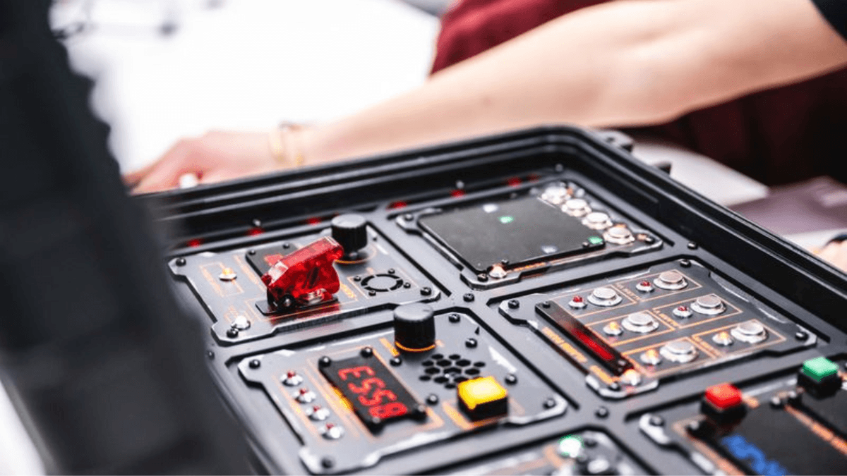 At Escape Boxen, we believe in personalization. Our escape games can be tailored to reflect your company's brand or message, creating a unique experience that resonates with your team. Whether for teambuilding, networking, or creative evenings, we work with you to design the perfect game scenario. Customizable Experiences Our Unique Experience The escape boxes of Loconsilio Game Design are mobile escape games that can be played at any desired location. They bring more than 90 minutes of excitement, collaboration, and puzzle fun. Each box immerses players in a captivating story, such as the explosive "Bomb Case II" scenario. The tasks require teamwork, logical thinking, and precision to reach a successful conclusion. Loconsilio provides a complete experience with setup, teardown, and guidance on location. The boxes are suitable for 10 to 200 people and can be played simultaneously. They are perfect for team buildings, networking events, or creative evenings and are always customized. Companies can have their brand or message integrated into the game story. Thanks to the mobility, you can easily play in an office, meeting room, or event location. Loconsilio's escape boxes are an exciting, flexible, and professional game experience for groups in Belgium, the Netherlands, and Luxembourg.