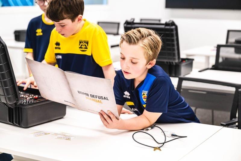 We provide a complete setup that includes installation, guidance during the game, and teardown after the event. Our mobile escape boxes can accommodate groups from 10 to 200 participants and can be played simultaneously, making them ideal for various events, from corporate retreats to special occasions. Flexible and Professional Setup Our Unique Experience The escape boxes of Loconsilio Game Design are mobile escape games that can be played at any desired location. They bring more than 90 minutes full of excitement, collaboration, and puzzle fun. Each box immerses players in a captivating story, such as the explosive "Bomb Case II" scenario. The tasks require teamwork, logical thinking, and precision to reach a successful conclusion. Loconsilio provides a complete experience with setup, teardown, and guidance on location. The boxes are suitable for 10 to 200 people and can be played simultaneously. They are perfect for team buildings, networking events, or creative evenings and are always customized. Companies can have their brand or message integrated into the game story. Thanks to the mobility, you can easily play in an office, meeting room, or event location. Loconsilio's escape boxes are an exciting, flexible, and professional game experience for groups in Belgium, the Netherlands, and Luxembourg.