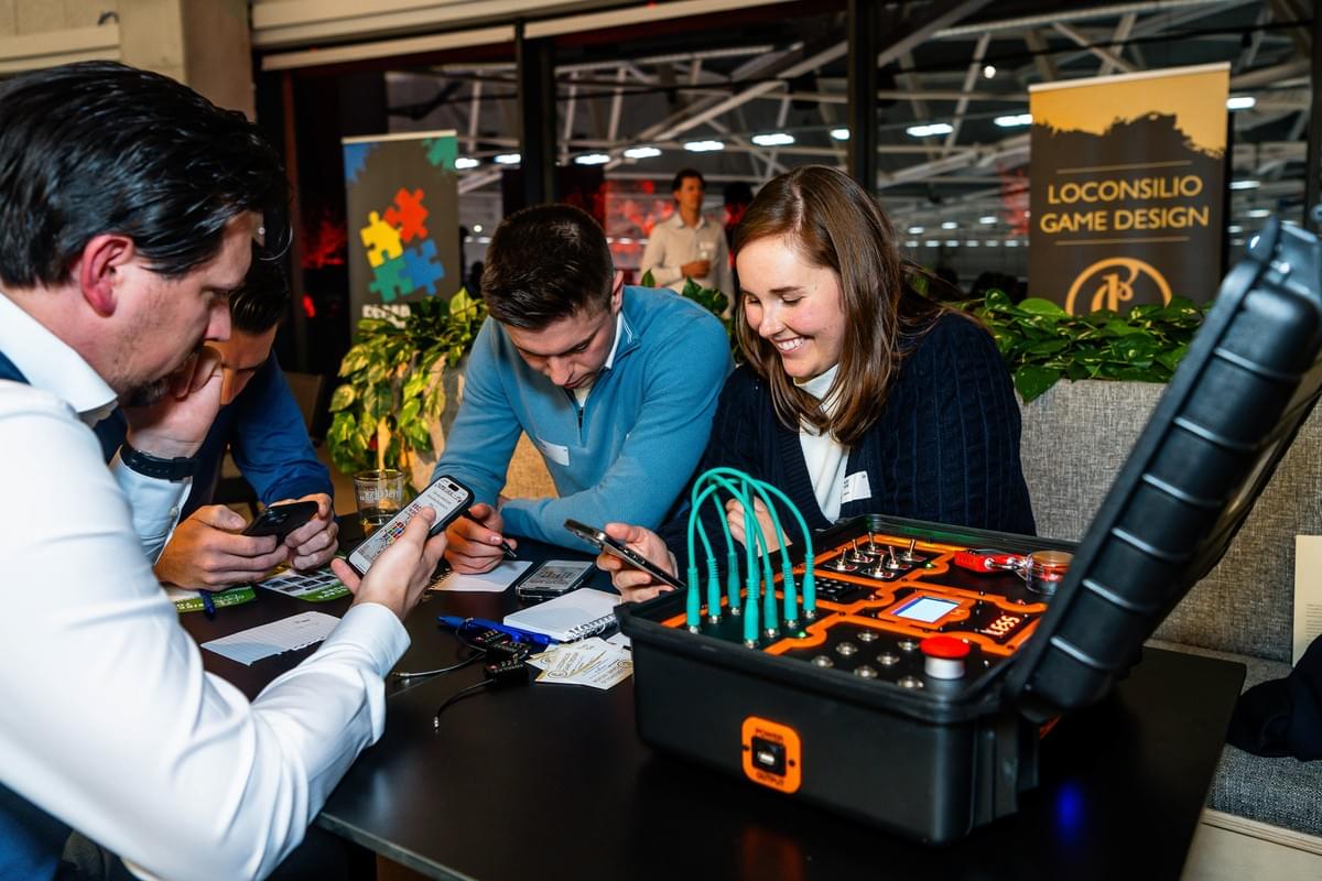 We provide a complete setup that includes installation, guidance during the game, and teardown after the event. Our mobile escape boxes can accommodate groups from 10 to 200 participants and can be played simultaneously, making them ideal for various events, from corporate retreats to special occasions. Flexible and Professional Setup Our Unique Experience The escape boxes of Loconsilio Game Design are mobile escape games that can be played at any desired location. They bring more than 90 minutes full of excitement, collaboration, and puzzle fun. Each box immerses players in a captivating story, such as the explosive "Bomb Case II" scenario. The tasks require teamwork, logical thinking, and precision to reach a successful conclusion. Loconsilio provides a complete experience with setup, teardown, and guidance on location. The boxes are suitable for 10 to 200 people and can be played simultaneously. They are perfect for team buildings, networking events, or creative evenings and are always customized. Companies can have their brand or message integrated into the game story. Thanks to the mobility, you can easily play in an office, meeting room, or event location. Loconsilio's escape boxes are an exciting, flexible, and professional game experience for groups in Belgium, the Netherlands, and Luxembourg.