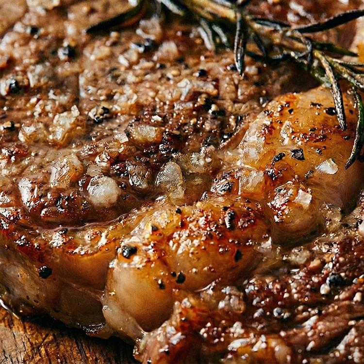 別用家裡的精鹽煎牛排！精鹽顆粒太細，溶解速度過快，且很難用手指控制份量，一不小心就會局部過鹹