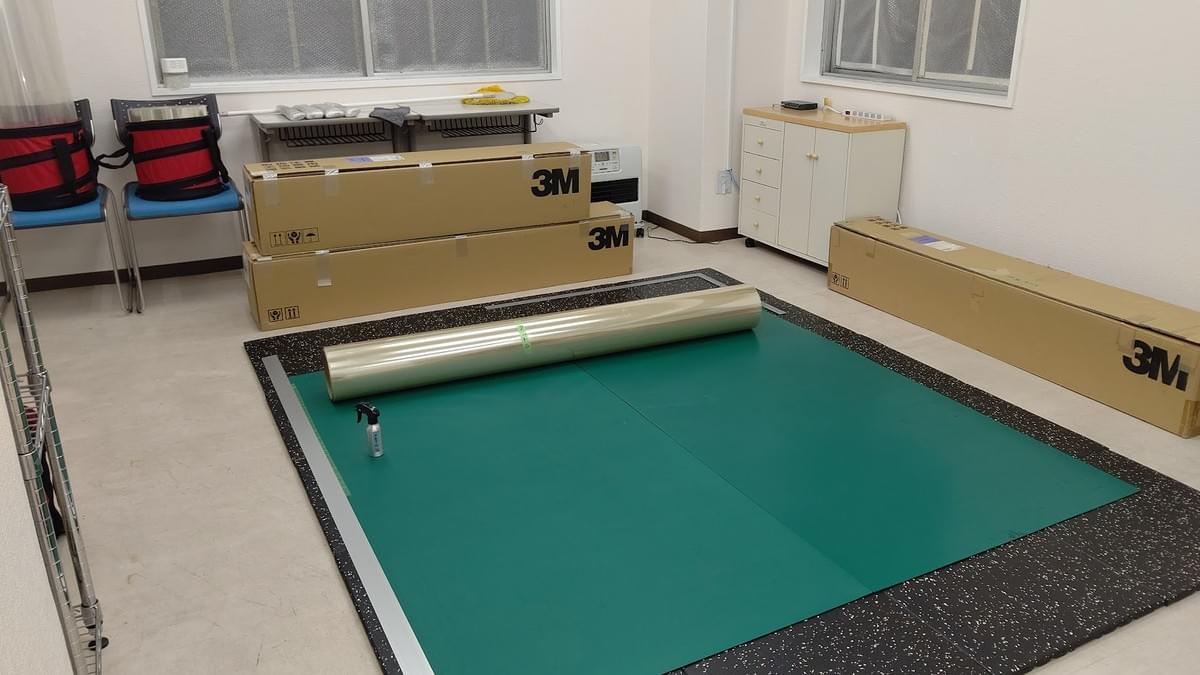 宮城県仙台市のサンホームセキュリティー防犯フィルム正確カット作業場写真