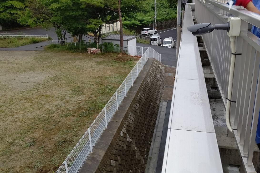 屋外の広い敷地を夜でもカラーで見えるスターライトカメラを追加工事しました。