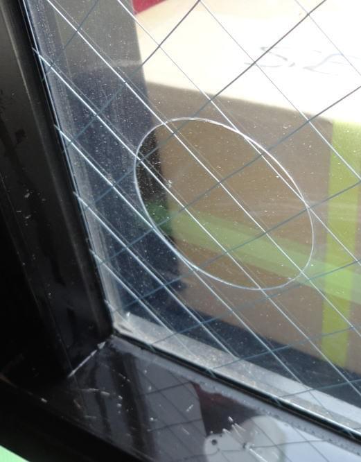 振動センサー使用の場合は、防犯フィルムに穴あけ処理をしてから貼付けます。