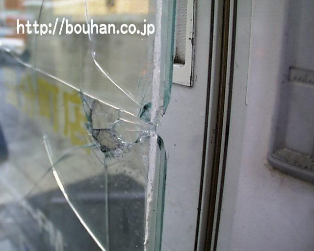 マイナスドライバーで窓ガラスをコジ破りしますが、防犯フィルムを貼り付けていましたので店内に不正侵入はありませんでした。