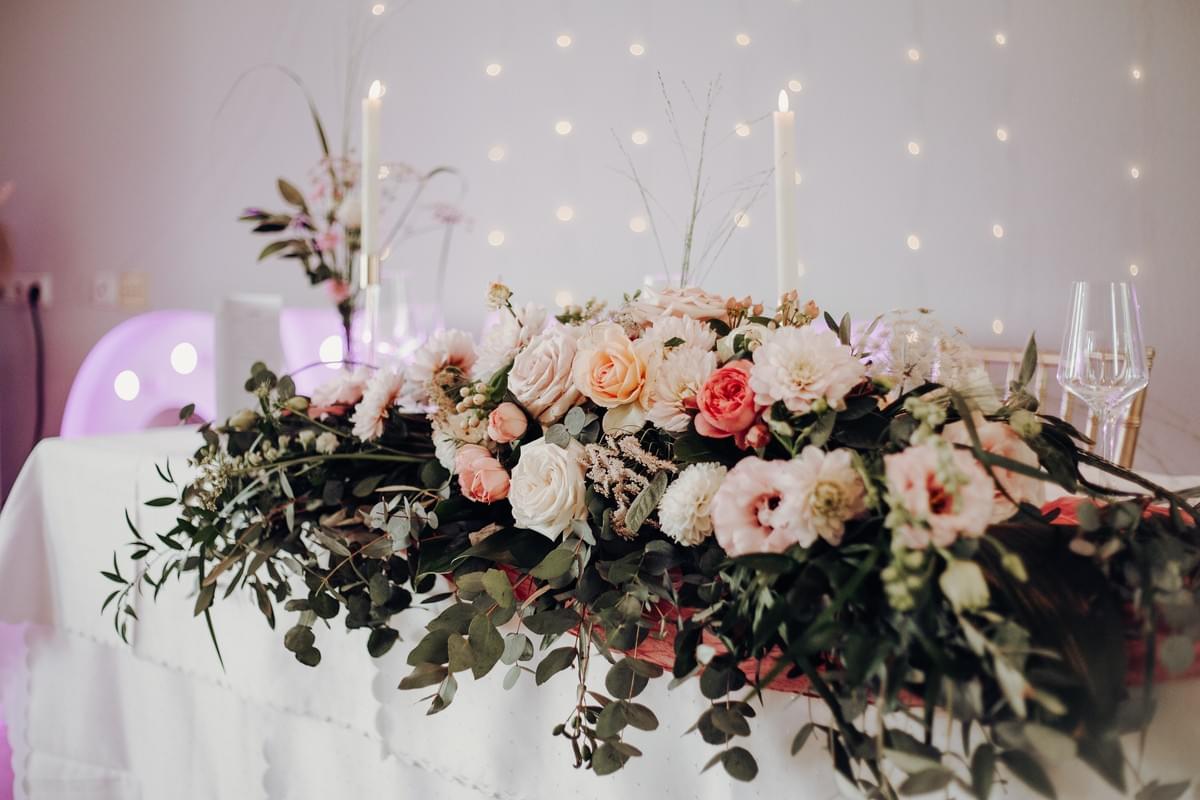 Lange Tischdeko für den Brautpaartisch