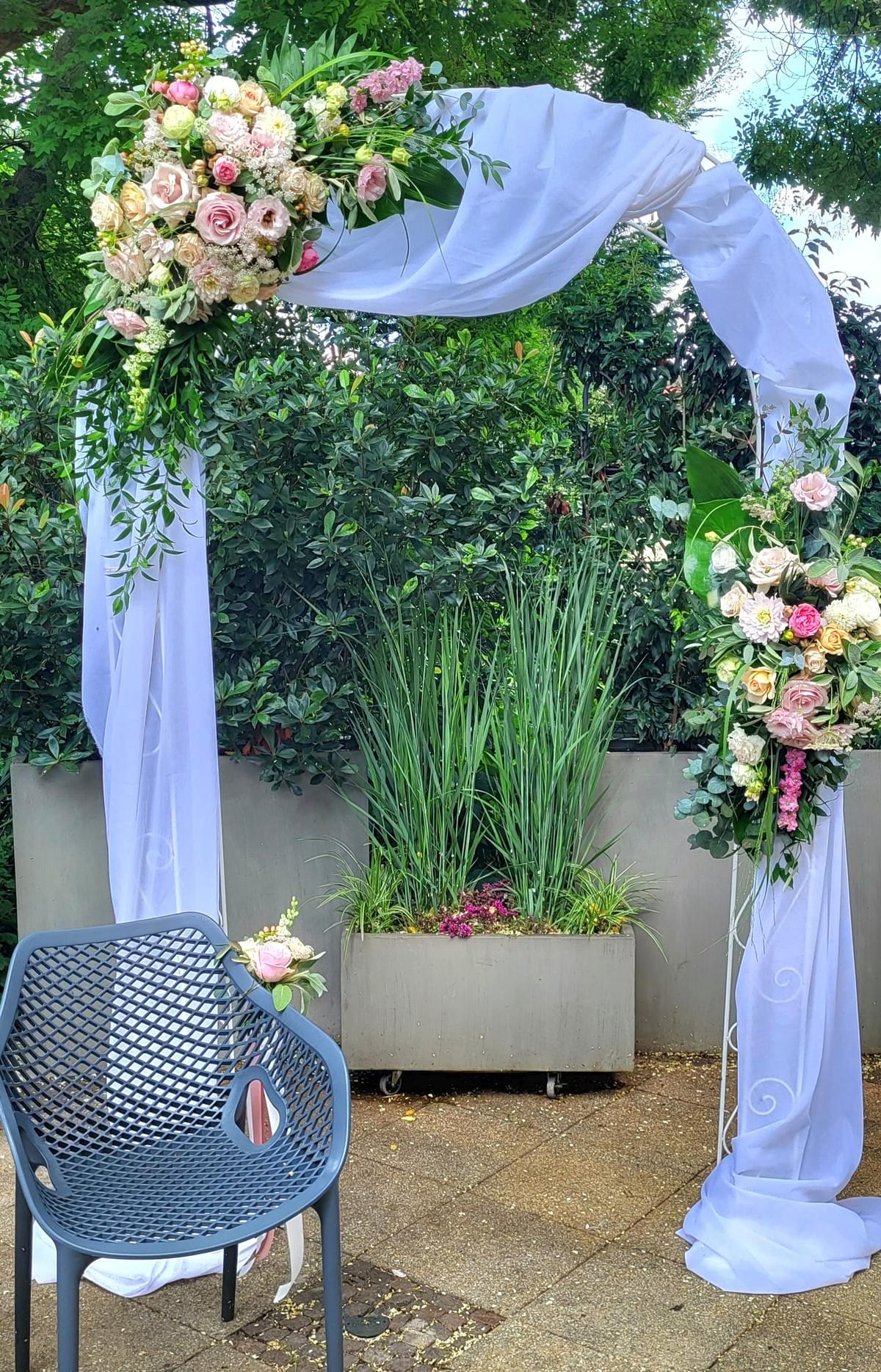 Traubogen, Rosenbogen mit Blumengestecken für die Freie Trauung 