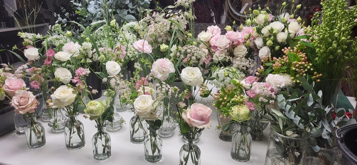 Tischdeko  Mini-Bouquets in unterschiedlichen Vasen