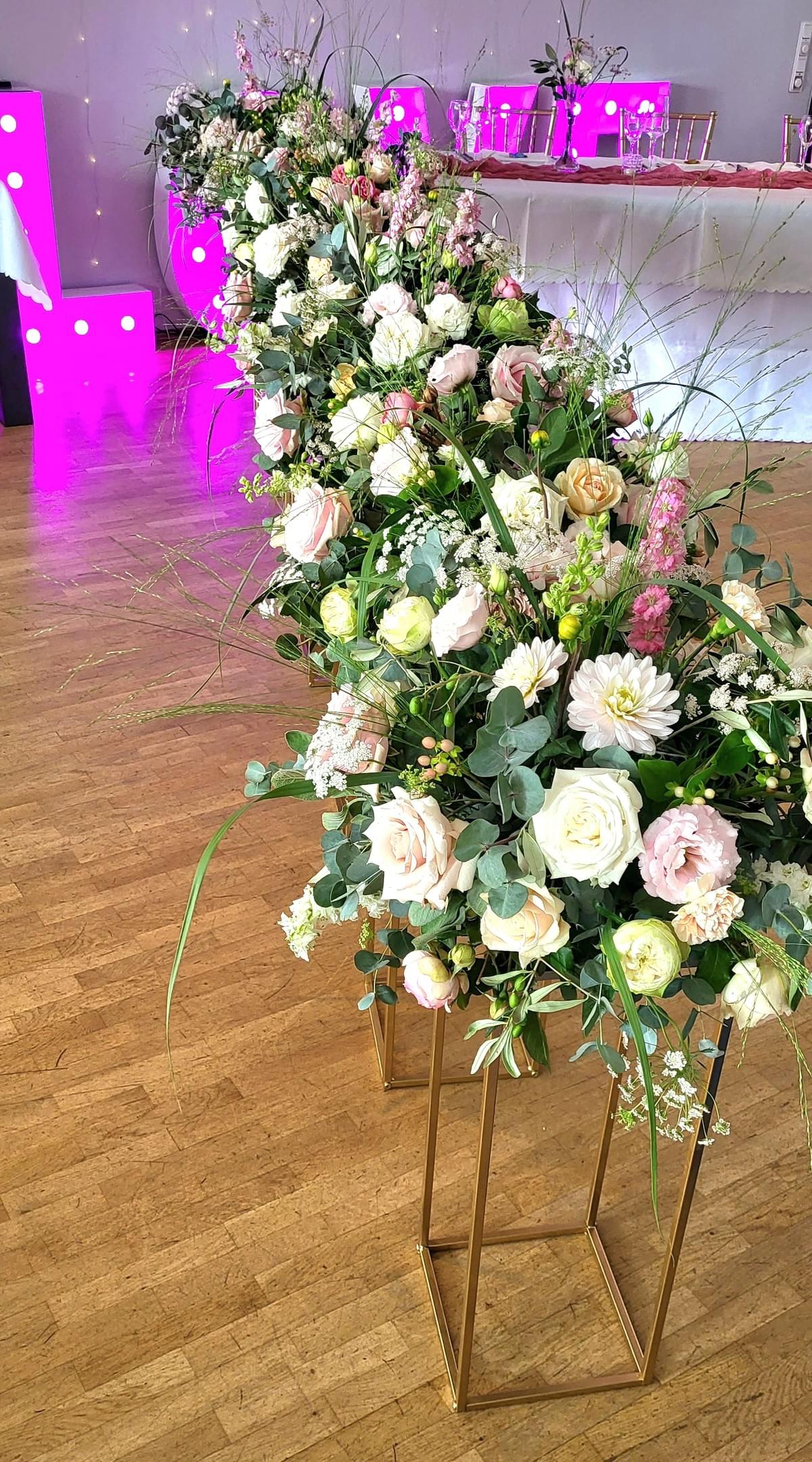 Blumengestecke auf Hohen Blumenständern 