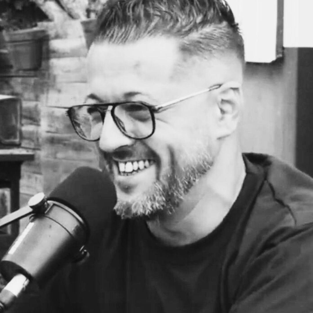 Gaël Roques, jongleur de mots Razobik et bâtisseur d'univers où l'absurde côtoie la poésie et la philosophie se réinvente avec légèreté.