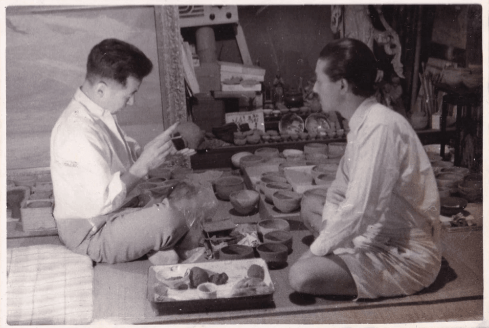 陶芸家・花仙人 — 江の島・鎌倉の土で独自の楽焼技法を築いたアーティスト  Hanasennin, Raku Artist — a ceramic creator who developed a unique raku technique using Enoshima and Kamakura clay
