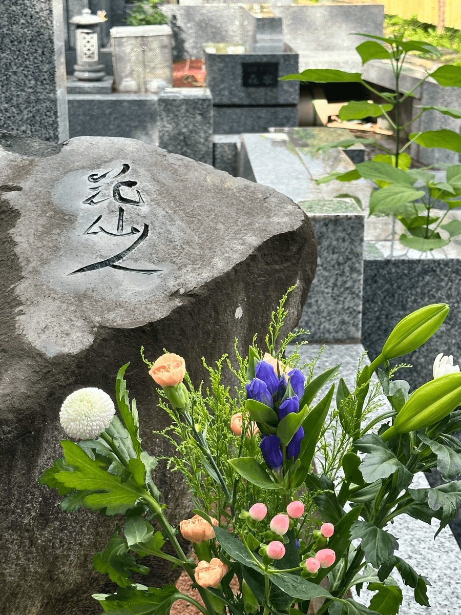 Hanasennin’s grave adorned with flowers on the first day of Obon