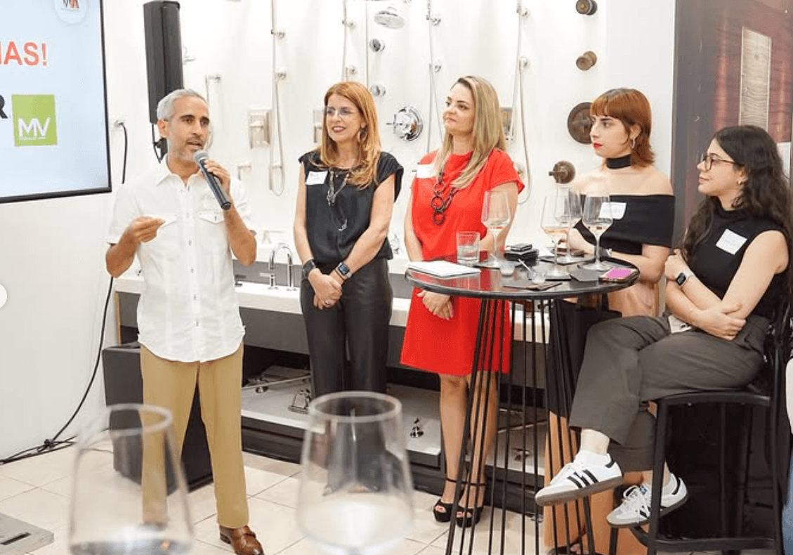 Arq. Eliseo Berrios en actividad de Women in Architecture de AIAPR